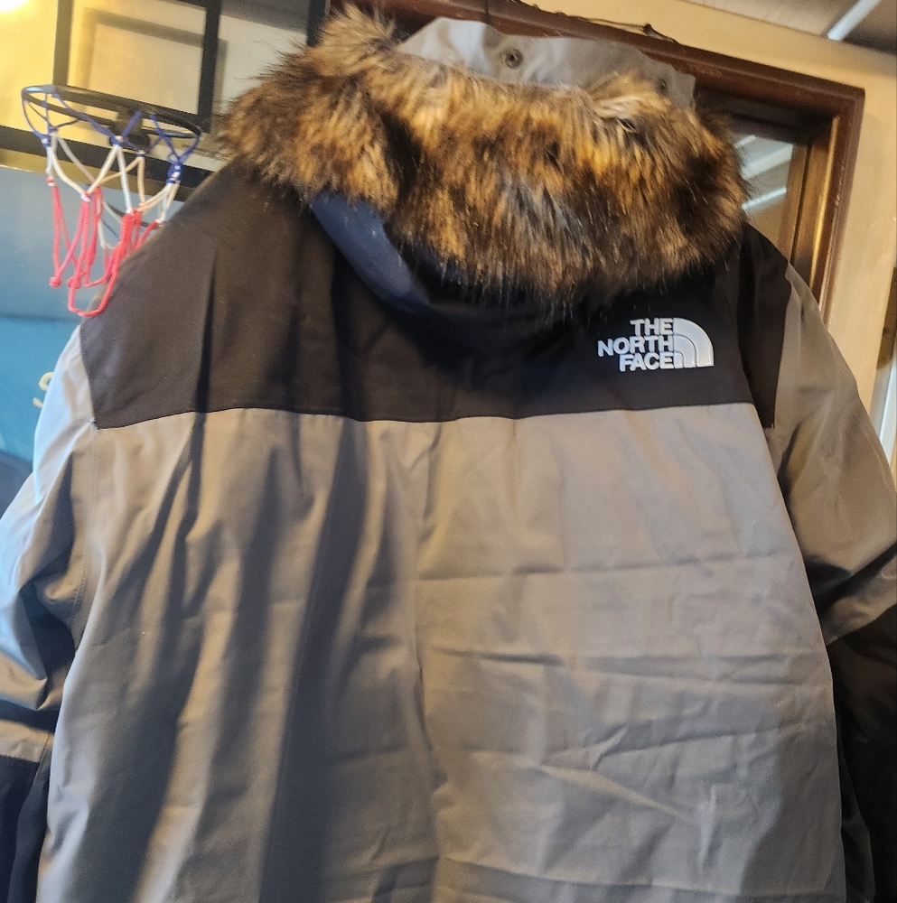 New Large Men's Northface Parka